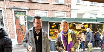 David Coppens en Joke Schauvliege aan fruitkraam