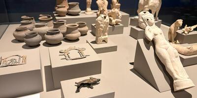 Collectie beeldjes en kleine potten, bronzen everzwijn