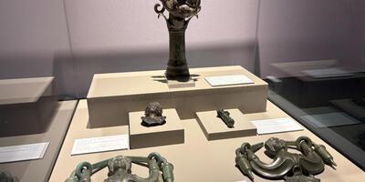 Bronzen handvaten en buste