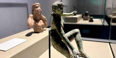 Venus trekt haar sandaal uit - bronzen beeldje