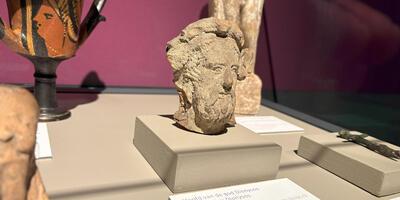 Hoofd van de god Dionysos - terracotta