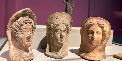 Etruskische votiefhoofden van vrouwen - terracotta