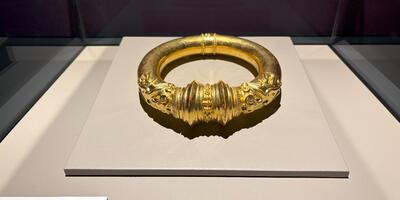 Gouden torques of halsring uit Frasnes-lez-Buissenal