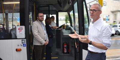 Jan D'hooge, zonemanager West De Lijn, geeft uitleg over de noodprocedure waarmee elk voertuig van De Lijn is uitgerust