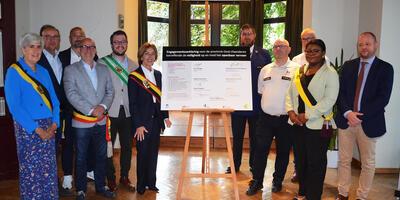De Lijn, de politie, het openbaar ministerie, Paulo Politieopleiding, de gouverneur van Oost-Vlaanderen en de gemeente Denderleeuw tekenen de engagementsverklaring om de veiligheid op en rond het openbaar vervoer in Oost-Vlaanderen te verbeteren