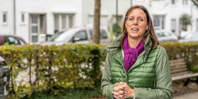 Sarah Smeyers, schepen van Erfgoed, bij de onthulling van de erfgoedborden aan het begijnhof van Aalst