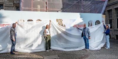 Onthulling van de nieuwe werfpanelen aan het belfort van Aalst, met David Coppens, Caroline De Meerleer, Maarten Blommaert en Sarah Smeyers