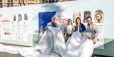 Onthulling van de nieuwe werfpanelen aan het belfort van Aalst, met David Coppens, Caroline De Meerleer, Maarten Blommaert en Sarah Smeyers