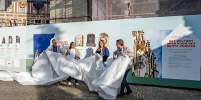 Onthulling van de nieuwe werfpanelen aan het belfort van Aalst, met David Coppens, Caroline De Meerleer, Maarten Blommaert en Sarah Smeyers
