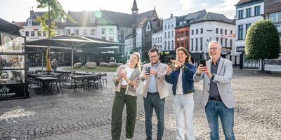 Onthulling van de nieuwe werfpanelen aan het belfort van Aalst, met David Coppens, Caroline De Meerleer, Maarten Blommaert en Sarah Smeyers