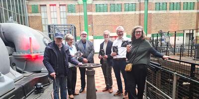 Auteur Jan Van Doorslaer (vzw Gandante), provincieraadslid Elke Sleurs, Hans Martens (voorzitter vzw De Centrale), Luc Baeckeland (algemeen coördinator De Centrale), Johan Dierick (Director O&M Thermal assets North Luminus), auteur Nele Goethals (De Centrale)