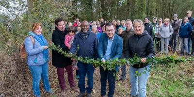 Gedeputeerde David Coppens knipt het lint