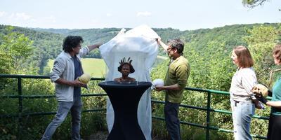 Onthulling van de reconstructie van Mos'Anne