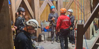Overleg tussen monumentenwachters en lesgever PAULO Brandweeropleiding