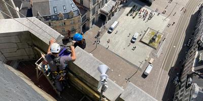 Monumentenwachters in actie op het belfort tijdens een eerdere inspectie