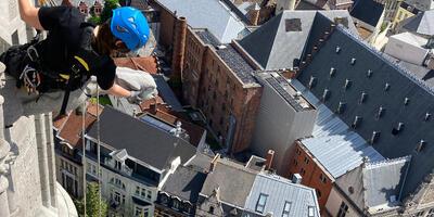 Monumentenwachters in actie op het belfort tijdens een eerdere inspectie