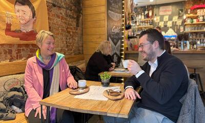 David Coppens en Joke Schauvliege in De Prins Drinkt Koffie, Aalst