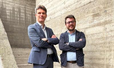 Schepen Kristof Agache en David Coppens aan de bibliotheek van Eke