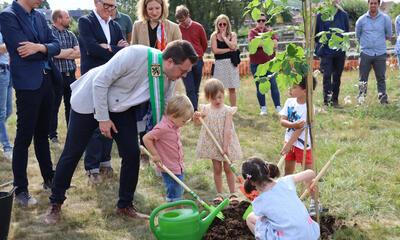 Kinderen plantten dinsdag een ent van fladderiep uit het Brakelbos