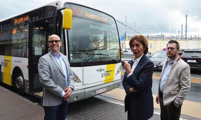 Gouverneur Carina Van Cauter, gedeputeerde David Coppens en burgemeester Jo Fonck tijdens de demonstratie van de noodprocedure waarmee elk voertuig van De Lijn is uitgerust