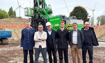 Christophe Geernaert (wnd. opleidingsdirecteur PAULO Politieopleiding), gedeputeerde David Coppens, Dirk Oosterlynck (dienst Patrimonium POV), Francis Verleyen (opleidingsdirecteur PAULO Brandweeropleiding), Dirk D’hooge (opleidingsdirecteur PAULO DGH), Alain De Groeve (CEO Van Tornhaut Algemene Ondernemingen)