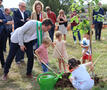Kinderen plantten dinsdag een ent van fladderiep uit het Brakelbos
