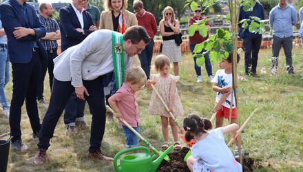Kinderen plantten dinsdag een ent van fladderiep uit het Brakelbos