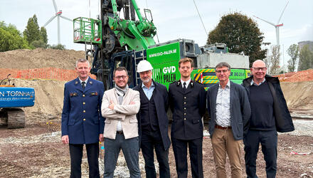 Christophe Geernaert (wnd. opleidingsdirecteur PAULO Politieopleiding), gedeputeerde David Coppens, Dirk Oosterlynck (dienst Patrimonium POV), Francis Verleyen (opleidingsdirecteur PAULO Brandweeropleiding), Dirk D’hooge (opleidingsdirecteur PAULO DGH), Alain De Groeve (CEO Van Tornhaut Algemene Ondernemingen)
